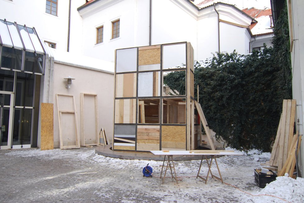 Průběh výstavby designové sauny před Galerií Jaroslava Fragnera