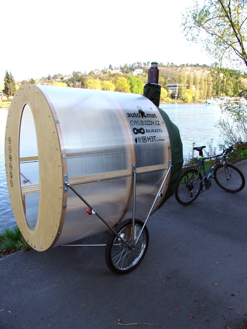 Sauna na kolečkách, kterou lze na kole převézt k vodě.
