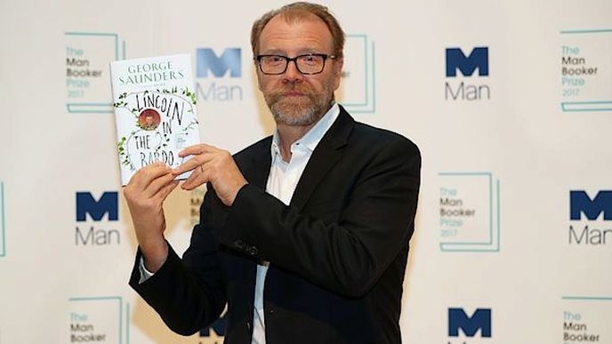 Spisovatel George Saunders se svou knihou Lincoln v Bardu  na předávání Man Bookerových cen.