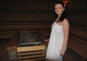 Kristýna Bartlová předvádí své umění při saunových ceremoniálech v Aqualandu Moravia v Pasohlávkách.