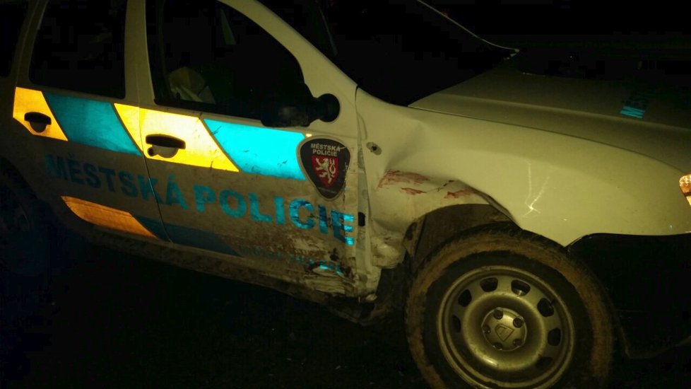 Po Flaišingerově nehodě odkláněli strážníci dopravu a vrazil do nich řidič osobního auta