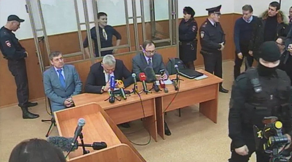 Ukrajinka Savčenková 21. března 2016 u ruského soudu