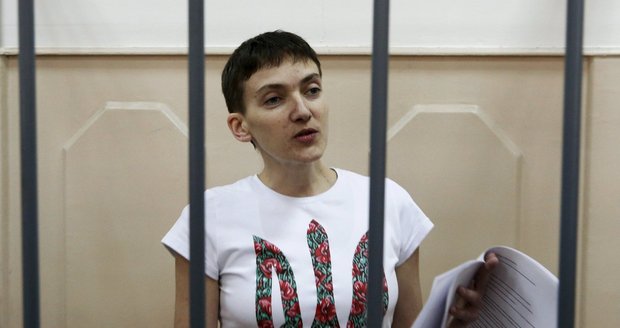 Vězněnou pilotku hlídají detektory: Rusko se bojí, že se Savčenková zabije 
