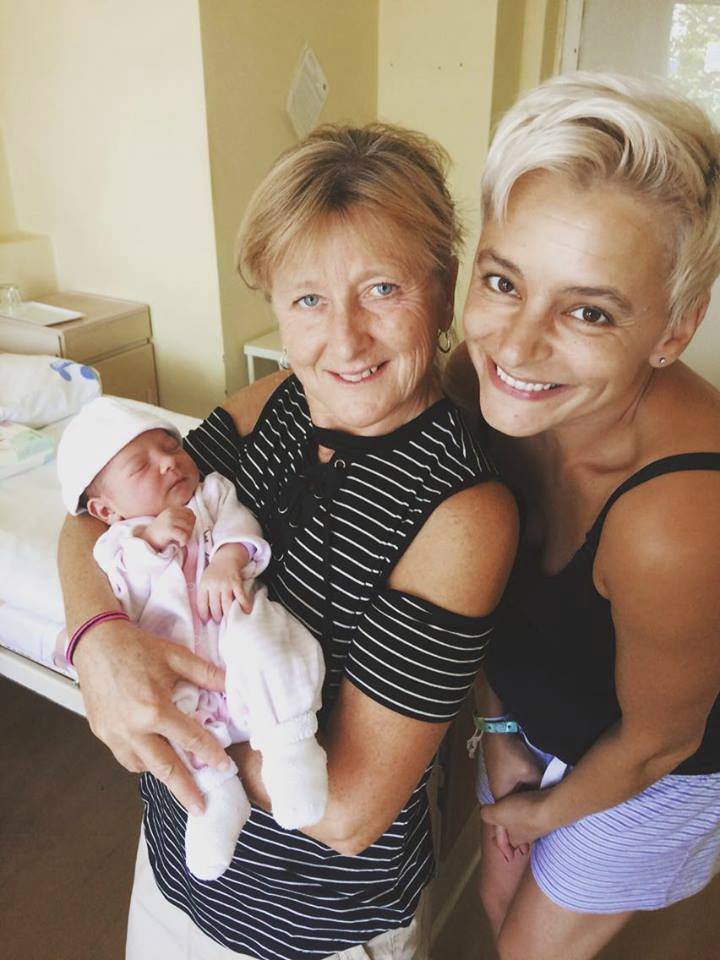 Manželka Tomáše Savky, jeho maminka a novorozená dcera