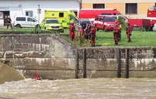 Tragédie na Sázavě: Šest dětí a dospělý uvízli v řece