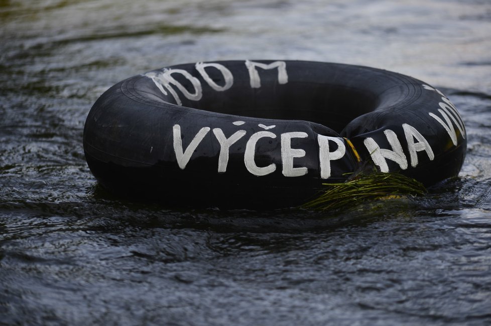 Hospoda má dokonce i reklamu přímo ve vodě, aby upozornila vodáky, že se zde mohou občerstvit.