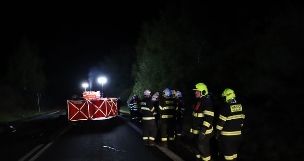 U Sazené na Kladensku při nehodě dodávky a osobního auta zemřeli dva lidé. Další čtyři jsou zranění. (13. října 2021)