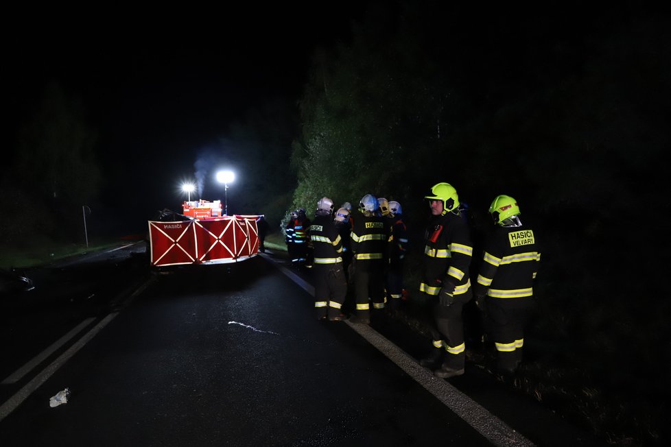 Tragická nehoda u Sazené si vyžádala dva lidské životy.