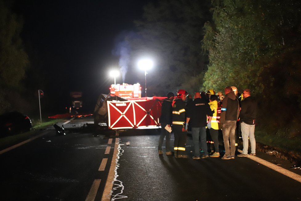 Tragická nehoda u Sazené si vyžádala dva lidské životy.