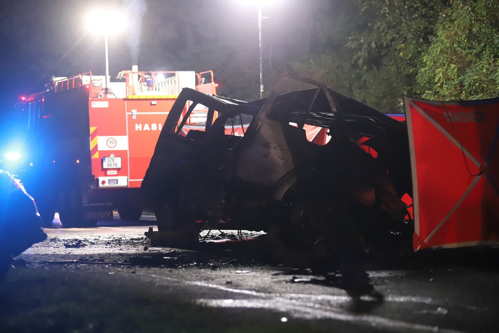 Tragická nehoda u Sazené si vyžádala dva lidské životy.