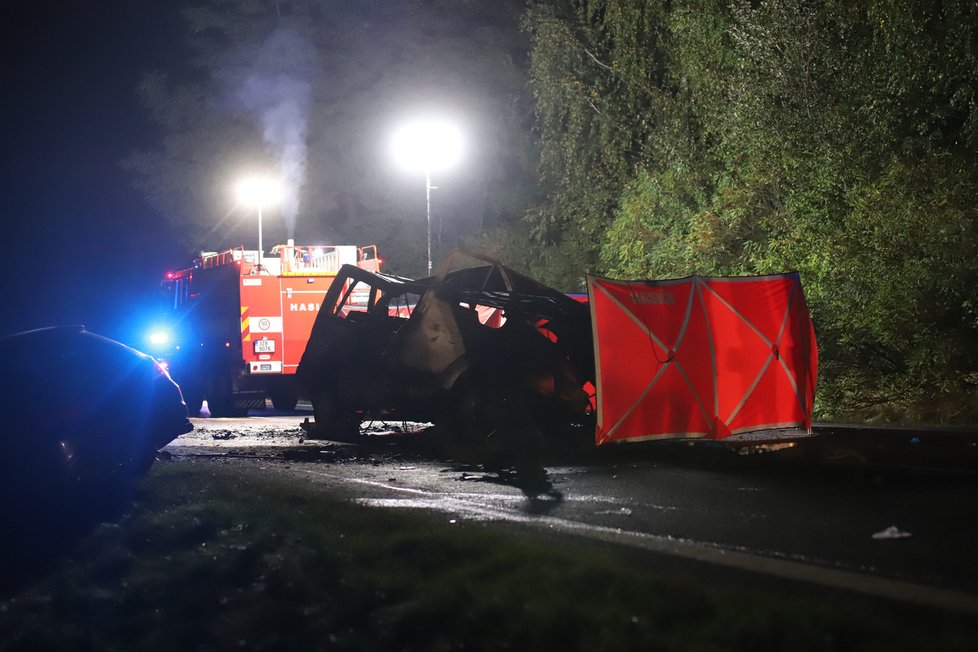 U Sazené na Kladensku při nehodě dodávky a osobního auta zemřeli dva lidé. Další čtyři jsou zranění. (13. října 2021)