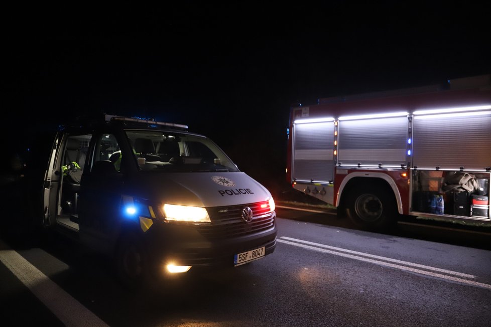 U Sazené na Kladensku při nehodě dodávky a osobního auta zemřeli dva lidé. Další čtyři jsou zranění. (13. října 2021)