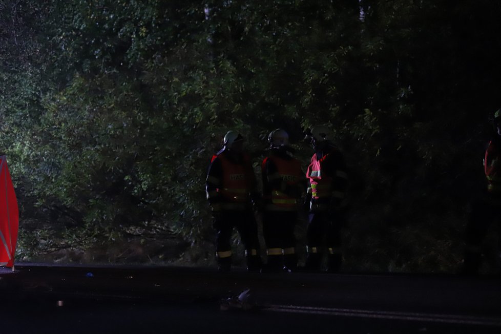 U Sazené na Kladensku při nehodě dodávky a osobního auta zemřeli dva lidé. Další čtyři jsou zranění. (13. října 2021)