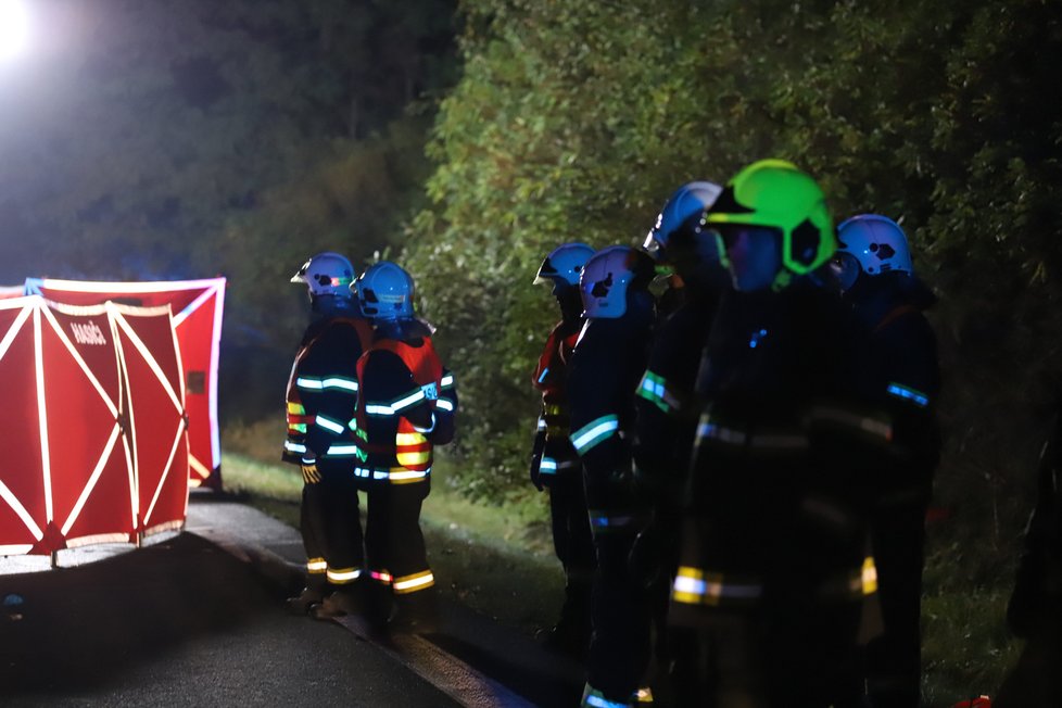 U Sazené na Kladensku při nehodě dodávky a osobního auta zemřeli dva lidé. Další čtyři jsou zranění. (13. října 2021)