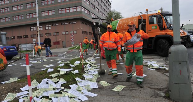 Letáky o velikosti asi 20x50 centimetrů se povalují před sídlem loterijní společnosti