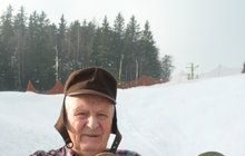 Jan Hainiš (78) má doma muzeum zimního vybavení: 40 let sbírá staré lyže, brusle a sáně