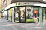 Pobočka Sberbank v Praze 5 na Smíchově skončila pomalovaná a znečištěná (28. únor 2022).