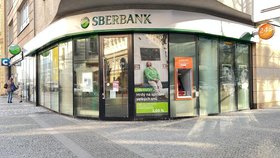 Pobočka Sberbank v Praze 5 na Smíchově skončila pomalovaná a znečištěná. (28. únor 2022)