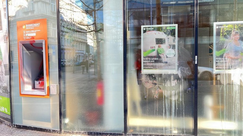 Pobočka Sberbank v Praze 5 na Smíchově skončila pomalovaná a znečištěná. (28. únor 2022)