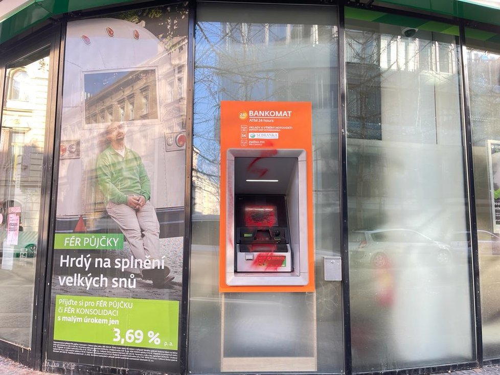 Bankomat pobočky Sberbank v Praze 5 na Smíchově.