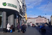 Jihomoravský kraj stáhl peníze z ruské Sberbank: Do Košic vysílá dvě sanitky