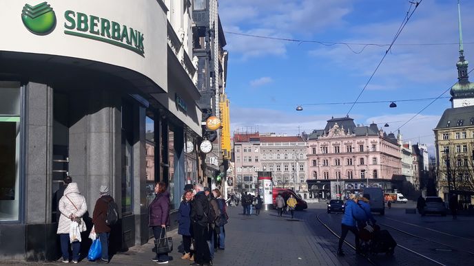 Před brněnskou pobočkou banky Sberbank na náměstí Svobody se ráno tvořila fronta. Uvnitř byli zaměstnanci plně vytížení rušením účtů a venku čekalo dalších zhruba 20 lidí.