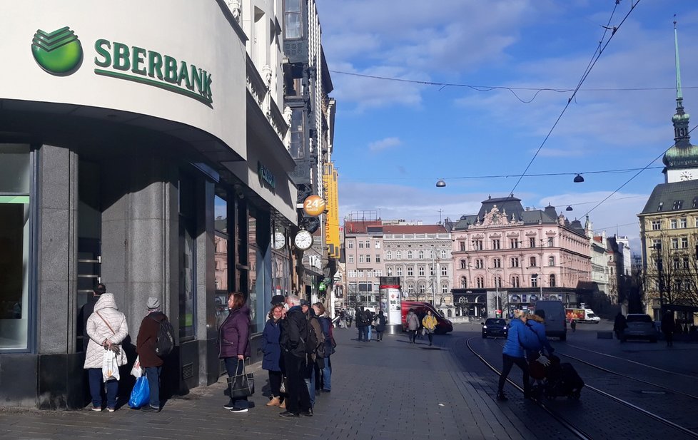 Před brněnskou pobočkou banky Sberbank na náměstí Svobody se ráno tvořila fronta. Uvnitř byli zaměstnanci plně vytížení rušením účtů a venku čekalo dalších zhruba 20 lidí.