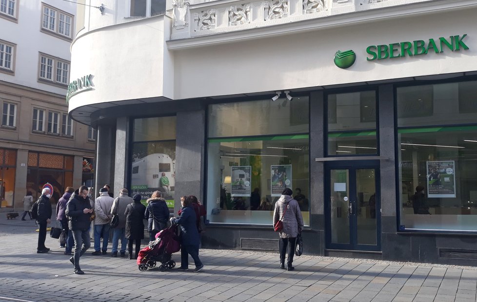 Před brněnskou pobočkou banky Sberbank na náměstí Svobody se ráno tvořila fronta. Uvnitř byli zaměstnanci plně vytížení rušením účtů a venku čekalo dalších zhruba 20 lidí.