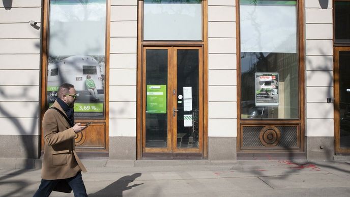 Kraje a města čekají na sedm miliard uvízlých ve Sberbank. Lužová slibuje vyplatit většinu