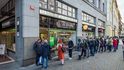 Před pobočkou Sberbank v ulici Na Příkopě stáli v pátek dlouhé fronty lidí.