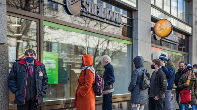 Před uzavřením pobočky Sberbank v pražské ulici Na Příkopě se tvořily dlouhé fronty.