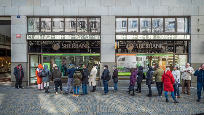 Před pobočkou Sberbank v ulici Na Příkopě stály pro propuknutí války dlouhé fronty lidí.