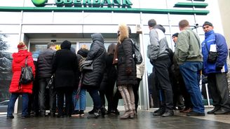 Klienti Sberbank se nahrnuli do Komerční banky, ta jim vyplatila několik miliard