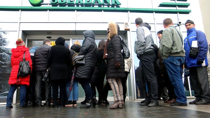 Komerční banka zatím obsloužila 7000 klientů Sberbank, vyplatila 3,7 miliardy korun