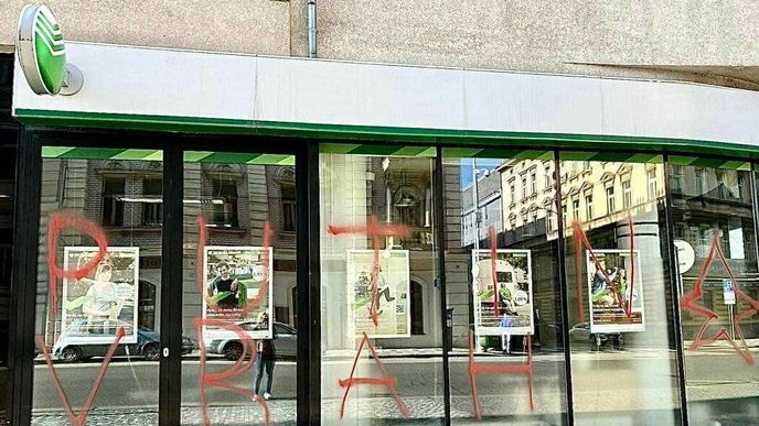 Pobočka Sberbank v Praze 5 po jejím uzavření před třemi lety. Pobočka Sberbank v Praze 5 po jejím uzavření před třemi lety.