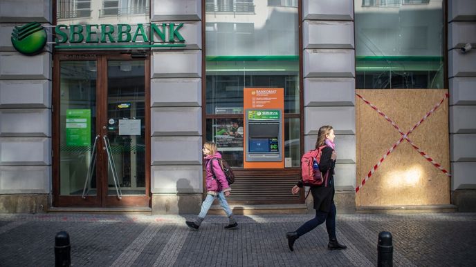 Lidé procházejí kolem uzavřené pražské pobočky Sberbank