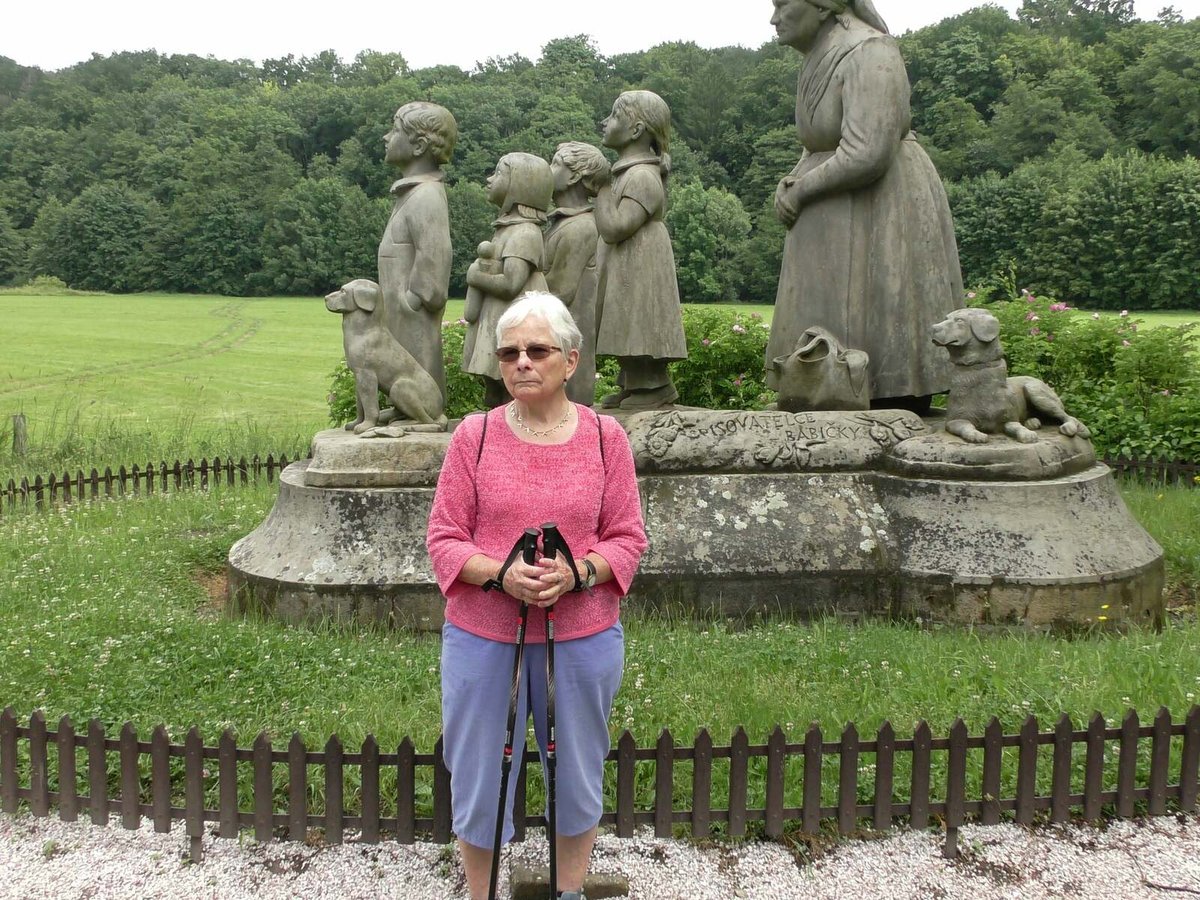 Zavítala i k soše v Babiččině údolí u Ratibořic.