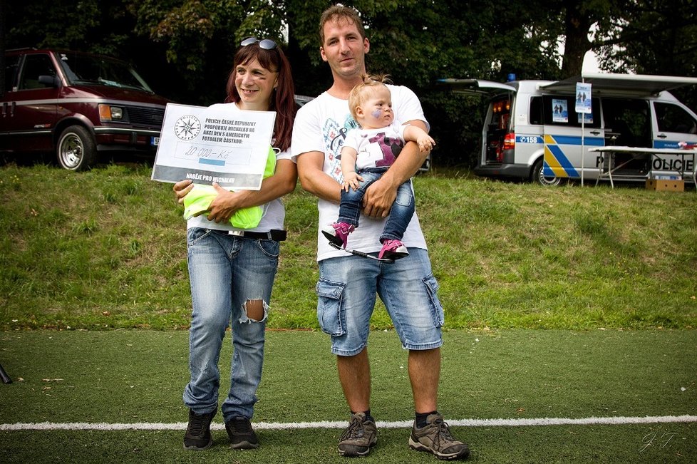 Policisté Michalčiným rodičům předali dvacet tisíc korun.