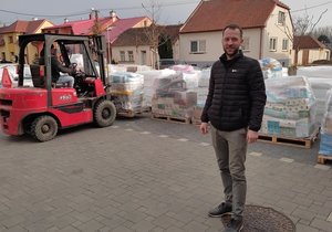 Starosta Tasova Vlastimil Falešník (31, KDU-ČSL) před humanitární pomocí, která míří z Veselska na Ukrajinu.
