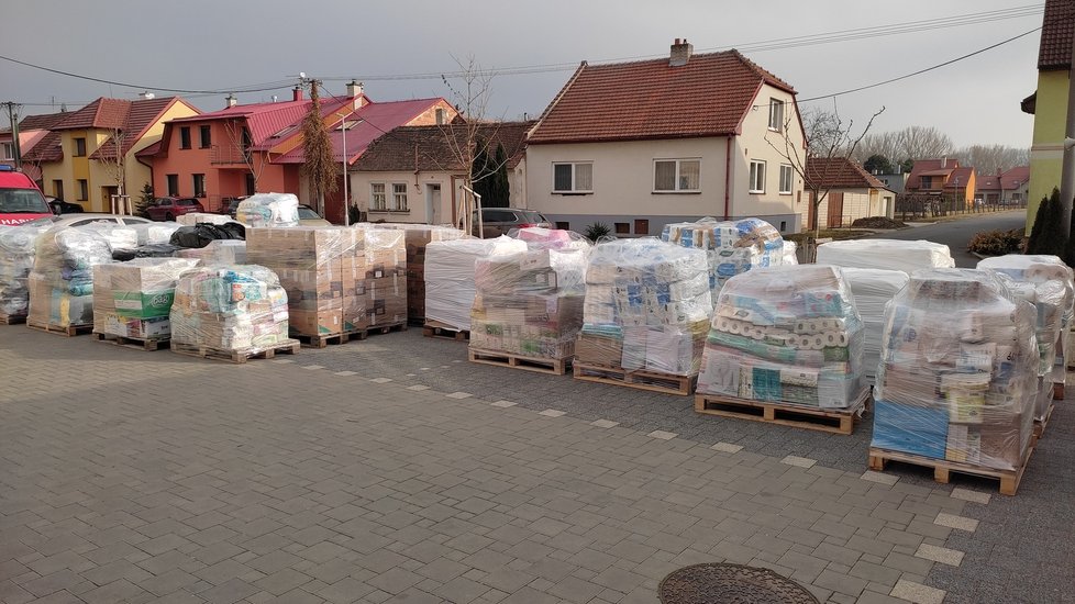 Před obecním úřadem v Tasově bylo ve čtvrtek velmi rušno. Neustále přijížděla pomoc pro uprchlíky z Ukrajiny.