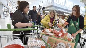 Češi v listopadové sbírce potravin vybrali rekordní počet zboží. Zapojilo se i rekordní množství firem (23. 11. 2019)