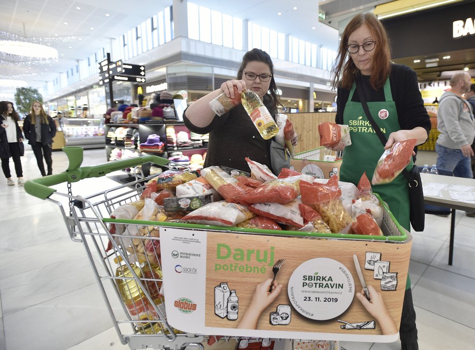 Češi v listopadové sbírce potravin vybrali rekordní počet zboží. Zapojilo se i rekordní množství firem (23. 11. 2019)