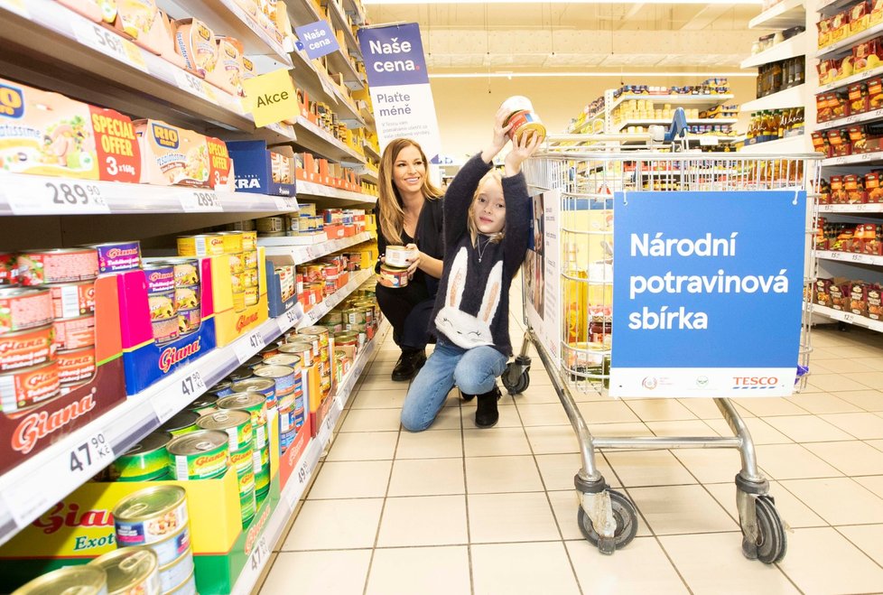 Během sobotní Národní potravinové sbírky Češi darovali 321 tun potravin a 41 tun drogerie. Je to méně než loni, potraviny ale byly kvalitnější.