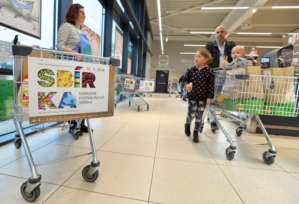 Během sobotní Národní potravinové sbírky Češi darovali 321 tun potravin a 41 tun drogerie. Je to méně než loni, potraviny ale byly kvalitnější.