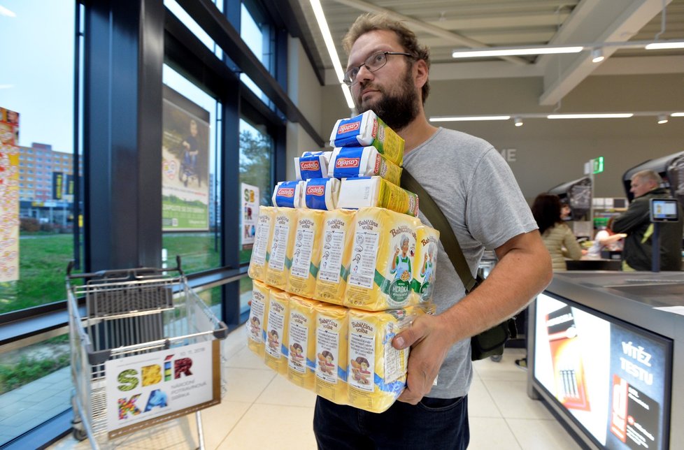 Během sobotní Národní potravinové sbírky Češi darovali 321 tun potravin a 41 tun drogerie. Je to méně než loni, potraviny ale byly kvalitnější.