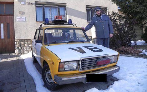 Dokonalé retro. V uniformě příslušníka Sboru národní bezpečnosti z doby socialismu u služebního vozu VB.