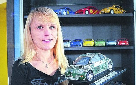 „Tenhle je můj nejvzácnější, protože byl vyroben při příležitosti olympiády v roce 2008 a jen v několika málo kusech,“ představila Mirka model v měřítku 1:18.