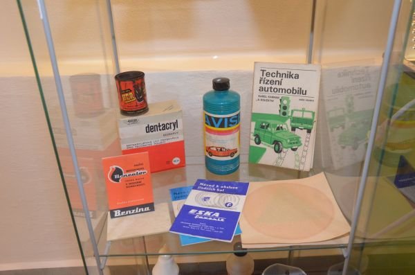 Pamatujete pryskyřici Dentacryl a odstraňovač hmyzu z předních skel automobilů Avisekt?