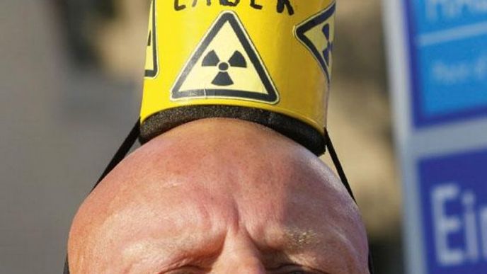 Sbohem, jádro. Lidé v německém Essenu včeraprotestovali proti atomové energii před sídlem RWE, kteráprovozuje jaderné elektrárny
