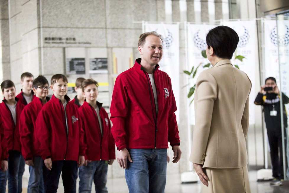 Chlapecký sbor Bonifantes zazpíval guvernérce Tokia Yuriko Koike.